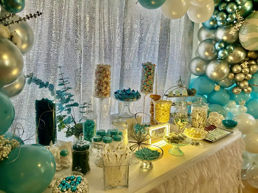 Themed props and balloon towers for an event display